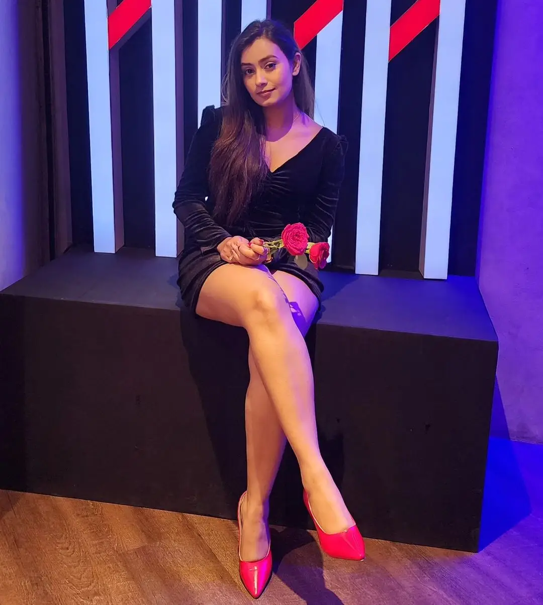 Telugu TV Actress Deepa Jagadeesh Long Legs Show in Black Mini Skirt